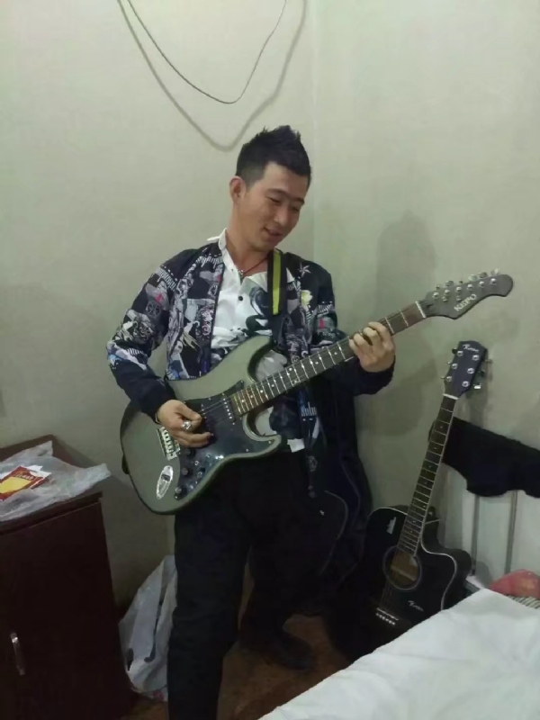 小吉他的第一张照片--淄博相亲服务中心