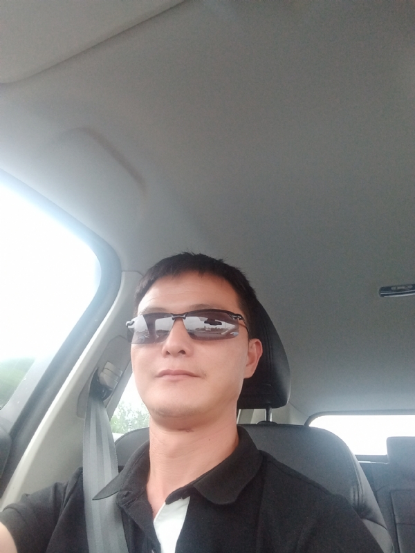 孤独的男人的第一张照片--淄博相亲服务中心