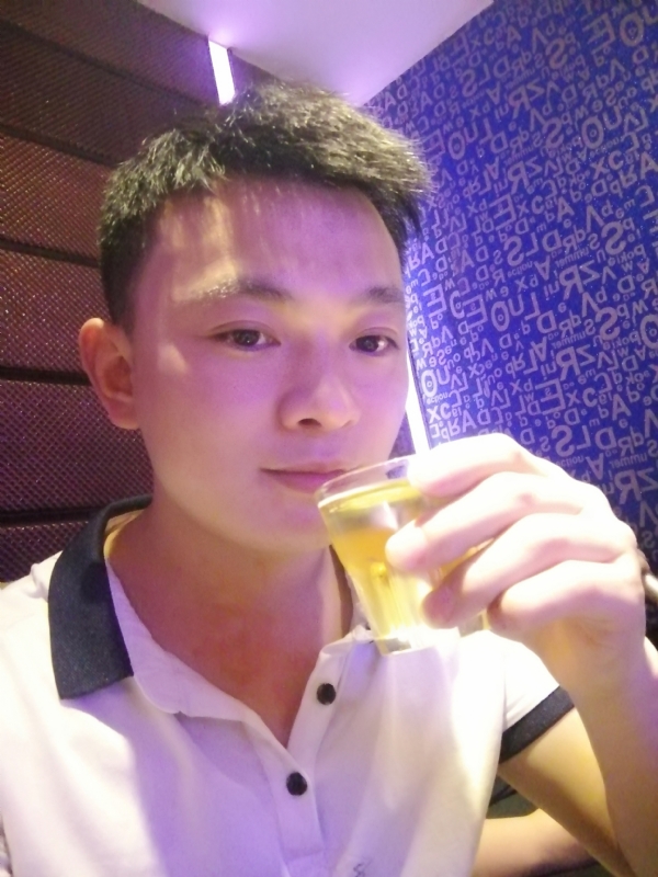 幸福的拥抱的第一张照片--淄博相亲服务中心