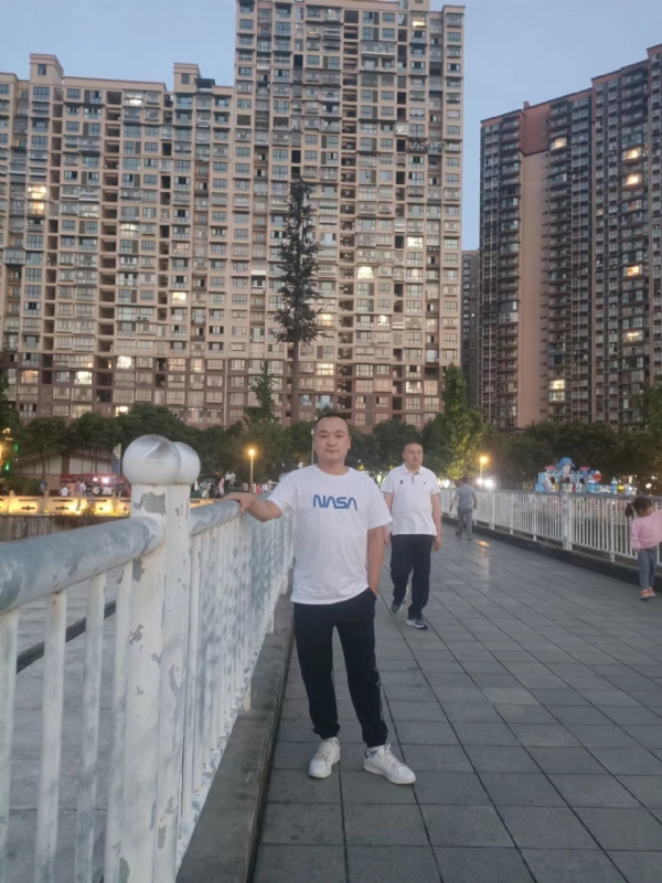 寂寞的男人的第一张照片--淄博相亲服务中心