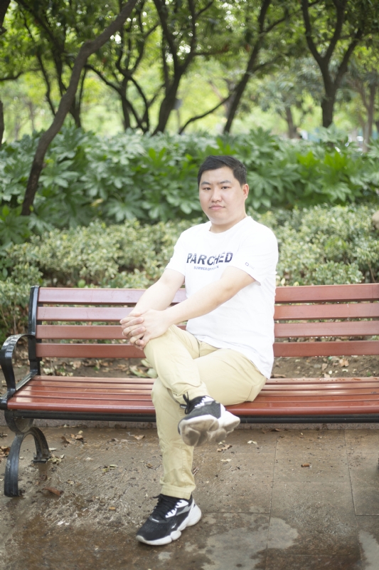 抱着鱼睡觉的猫的第一张照片--淄博相亲服务中心